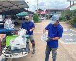 เตรียมเหยื่อปลวกสำหรับเติมใส่ในสถานี